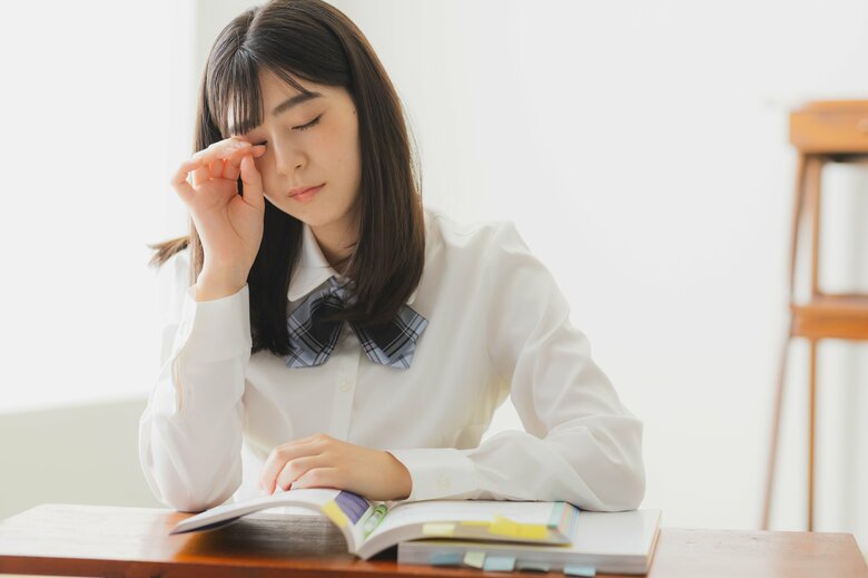 女子は睡眠不足であることが多い（画像：イメージ）
