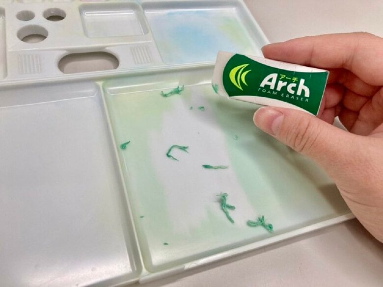 消しゴムでパレットがキレイに！（提供：サクラクレパス）