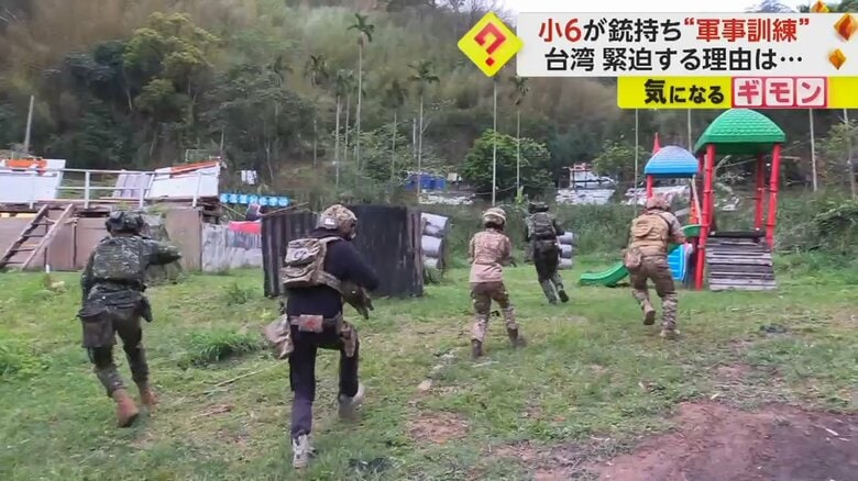 大人と並んで移動する子ども