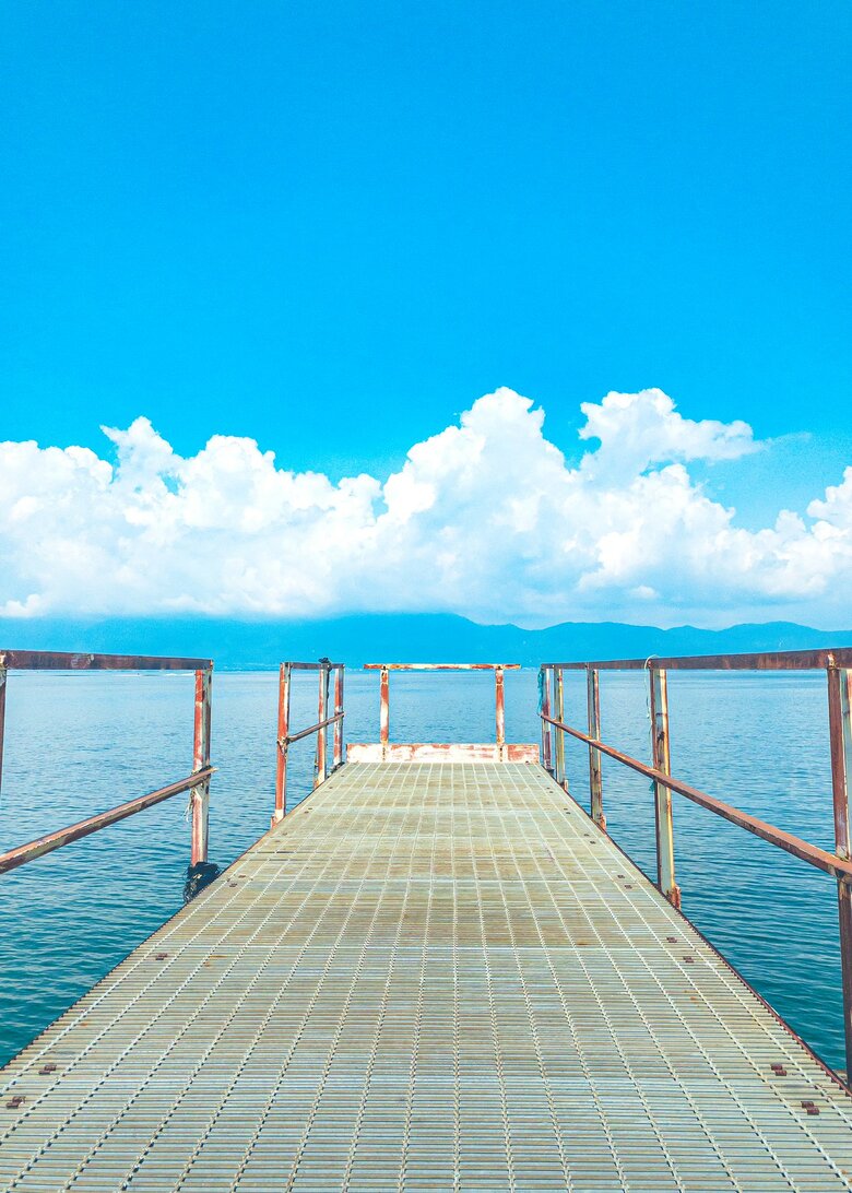 琵琶湖に浮かぶ島から見る夏空