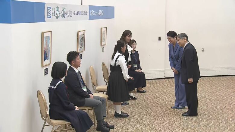 子供たちと話をされる天皇皇后両陛下