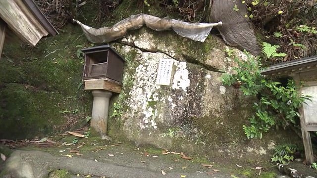 大きな岩には一筋の割れ目が