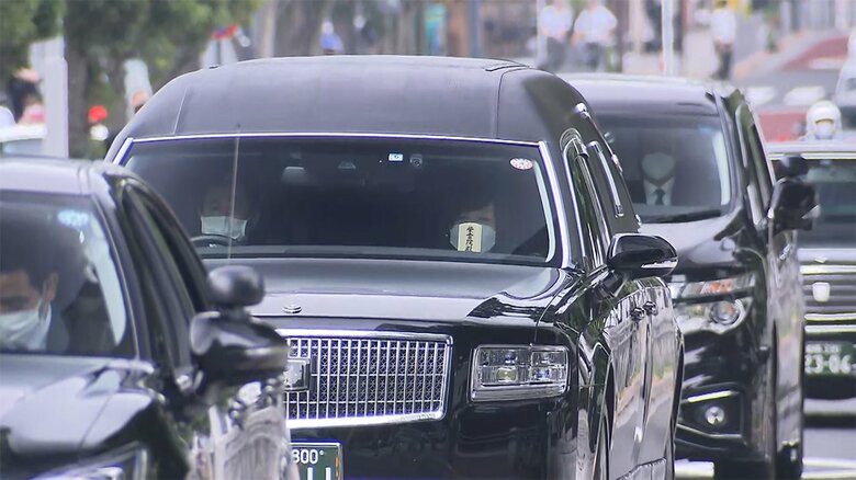 助手席には、位牌を持つ昭恵夫人の姿が