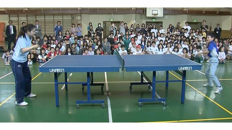 当時8歳の張本智和選手とラリーする福原愛さん