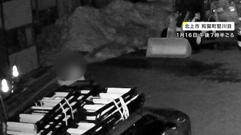 1月16日、鉄骨をトラックの荷台に積む様子を捉えた防犯カメラ映像