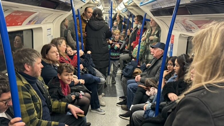 電車内での時間の使い方は様々。何もしていない人も多い。