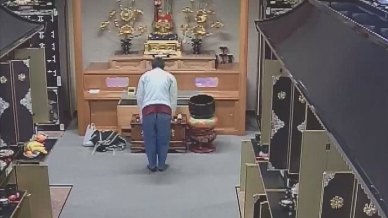 「罰当たり男に罰…」何度も頭下げお参りしながらお盆の供え物を盗む男…防犯カメラがとらえた一部始終
