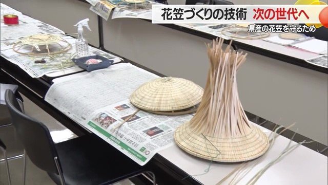 県産の花笠とベトナム産の笠の見本が並ぶ