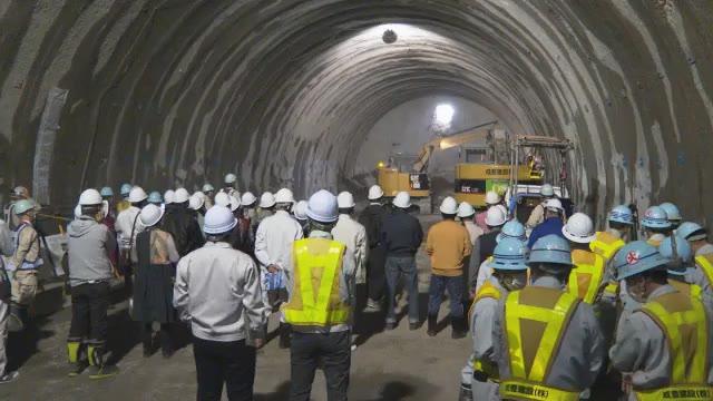 津島道路・津島南ICランプトンネルが貫通 児童が現場を見学【愛媛】