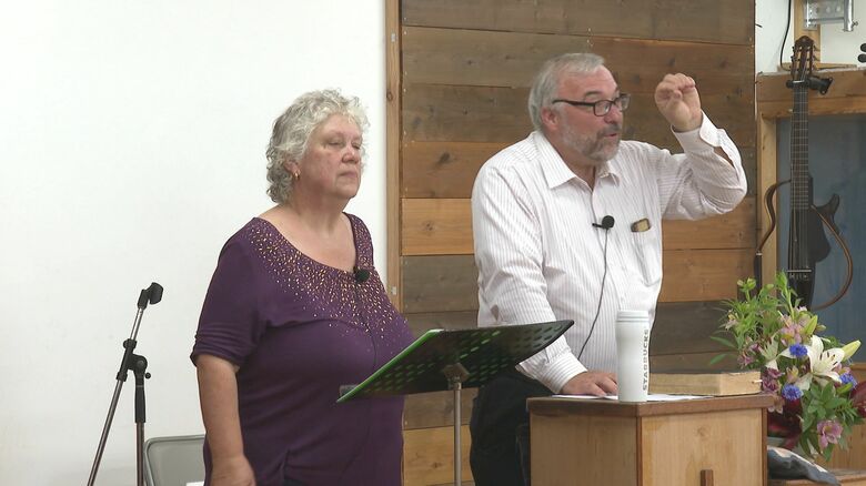 牧師のダビデ・ロビンズさんと妻のナオミさん