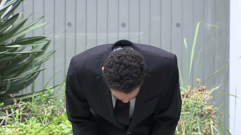 再び頭を下げる草間リチャード敬太さん