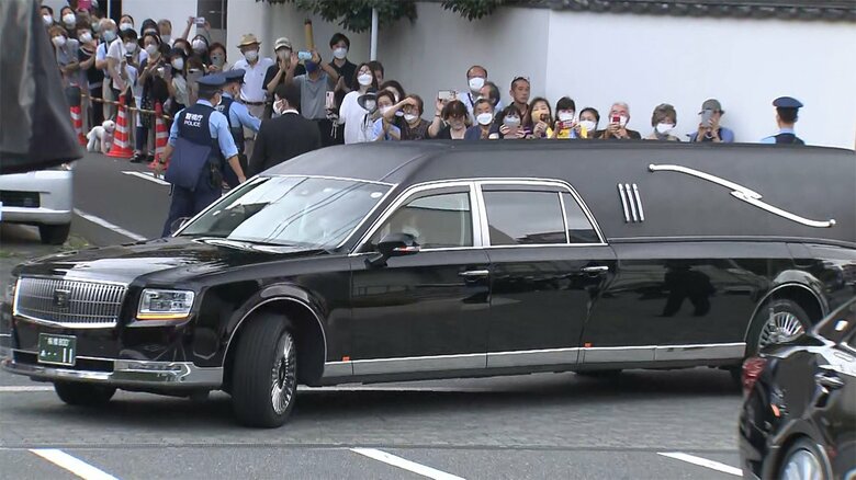霊柩車は、午後3時半ごろ、桐ヶ谷斎場に到着。昭恵夫人は憔悴した表情を見せていた。
