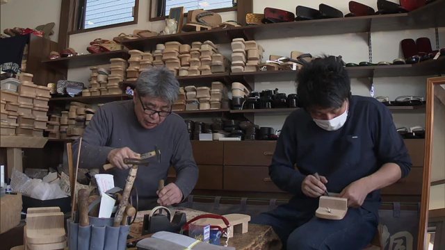 1912年創業・黒澤桐材店　　左・4代目の黒澤孝司さん　右・息子の孝弘さん