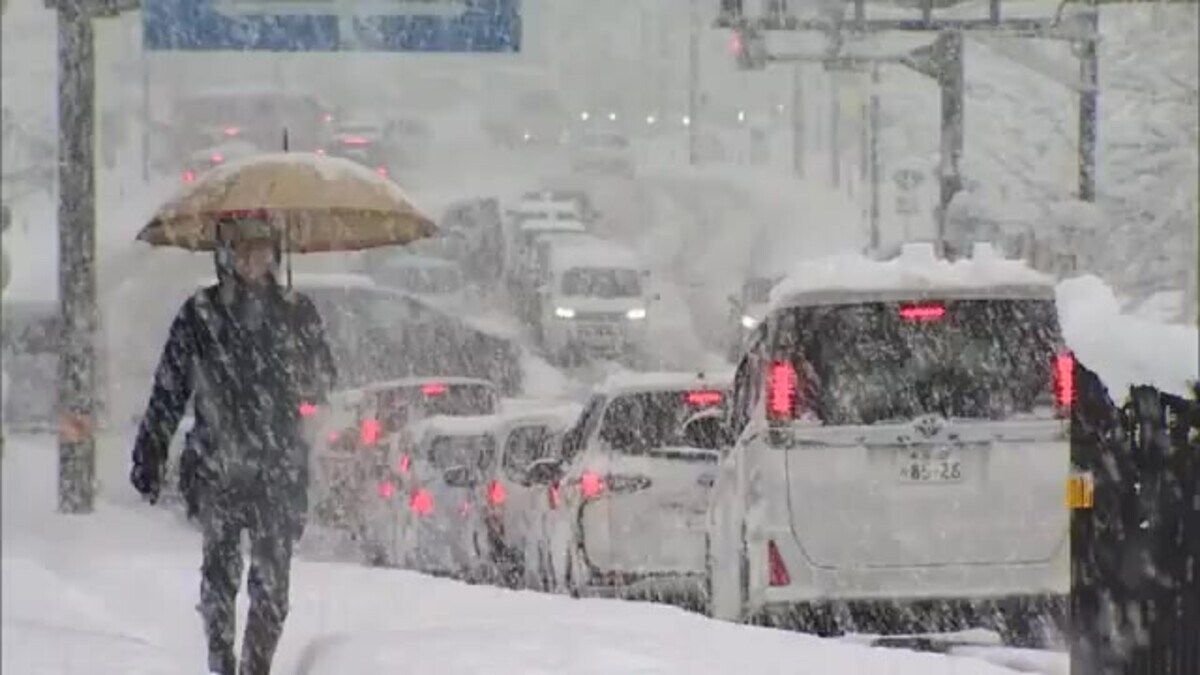 急にドカ雪が…」「もう限界」連日のドカ雪に雪国悲鳴 新潟市でも積雪