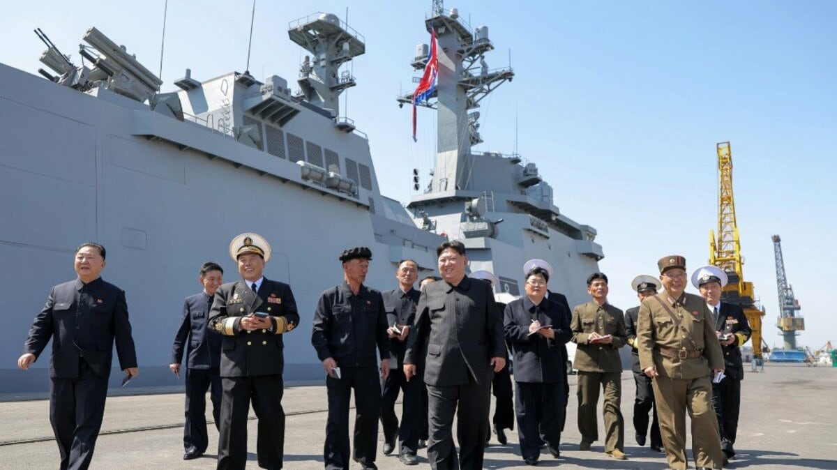 北朝鮮が新型駆逐艦から戦略巡航ミサイルなど5発を試験発射 金総書記が