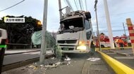 トラックが信号機に正面衝突の瞬間　下り坂から車線はみ出し歩道乗り上げ　運転手の60代男性けがも命に別条なし　大分市