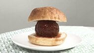 肉汁たっぷりコラボバーガーに“超レア”ソフト　“全国のうまいもの”47店舗が福岡に集結　できたてお目当ての長い列も