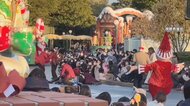 「10分ぐらい抵抗」“乱入男”でディズニーパレード騒然…スタッ…