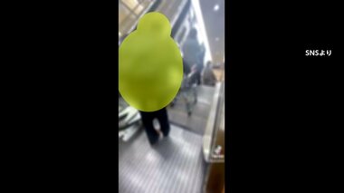 【独自】エスカレーターでカートを落下させ笑いながら撮影…危険行為をSNSに投稿