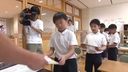 南砺つばき学舎で2学期スタート　ひと足早く始業式、夏休みの思い出を胸に子どもたちが元気に登校