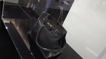 【注目】最高価格更新なるか…エルメス「バーキン」初代バッグがオークションへ　故ジェーン・バーキンさん約10年間愛用…イニシャル「J.B」刻印