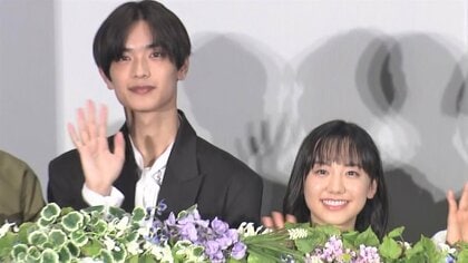 芦田愛菜17歳、透け感ある大人の装いで“妄想”語る　なにわ男子・高橋恭平は中学以来の学ラン姿に自画自賛