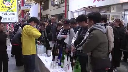 商店街で日本酒や焼酎飲み比べ　味や違いを楽しんで　県内２６の蔵元参加　自慢の酒が勢揃い　大分