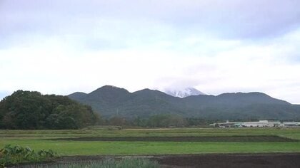 岩手山「初冠雪」　平年より8日遅く2024年より1日遅い観測　岩手県