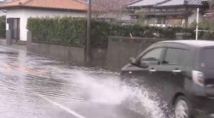 冠水道路は「水深が車の床面を超えたらもう危険！」台風時にドライバーが押さえておきたい留意点