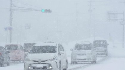 視界が一面真っ白になる ホワイトアウト 遭遇したらどうする 運転時の対処法