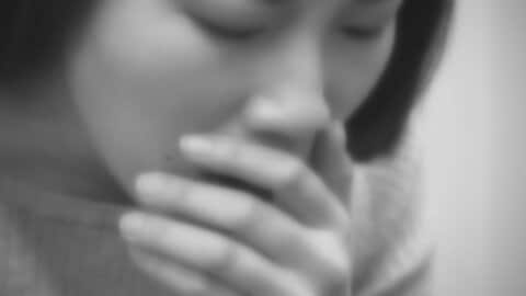 長引く咳や痰は「NTM症」かも　年間2万人以上が新たに発症、患者数は右肩上がり　原因は浴室のシャワーヘッドや土の中の菌