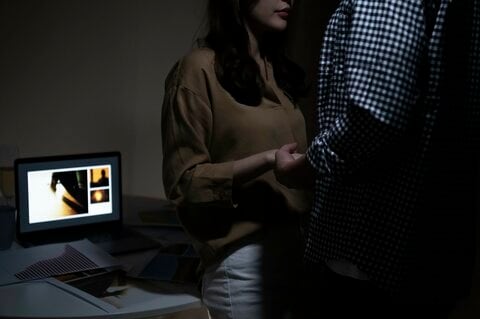 夫が元デリヘル女性とホテルで“月1密会”…妻が相手女性に慰謝料請求　1回3万円の対価受け取りは「不貞行為」に当たるのか