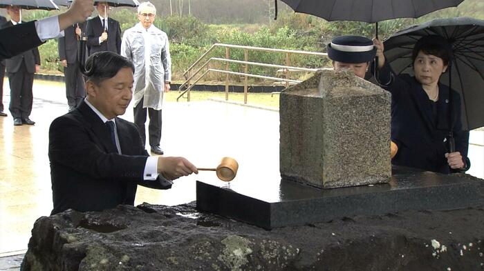 硫黄島戦没者の碑(天山慰霊碑)で献水される両陛下