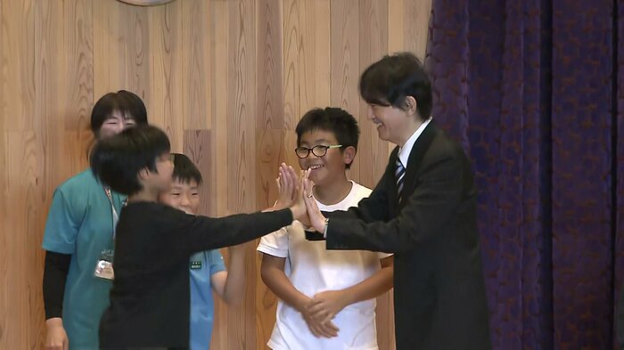 子供たちとハイタッチされる秋篠宮さま