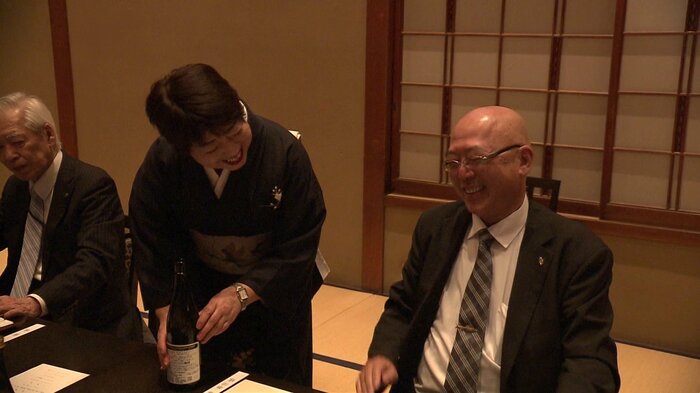 「濱乃家は特別な存在だった」と語る男性客(右)
