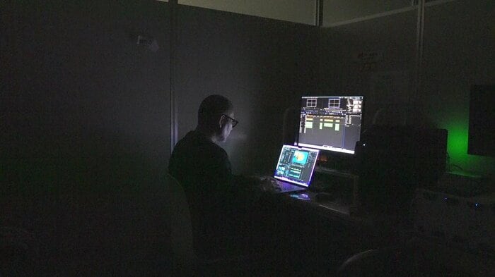 早朝に1人、編集作業をする宮塚調査員