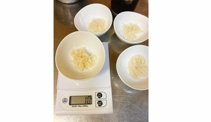 麺はすべて10gずつ計量!