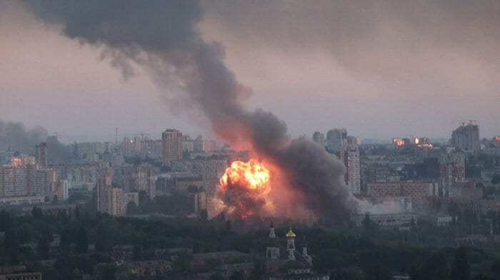 ロシアの攻撃で爆発が　ウクライナ・キーウ　5月24日