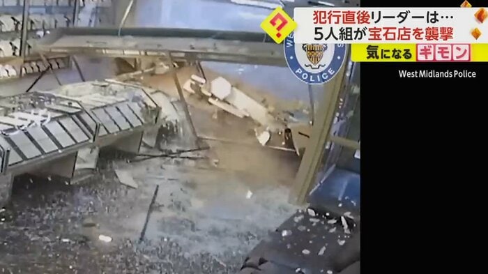 飛び散るガラスの破片