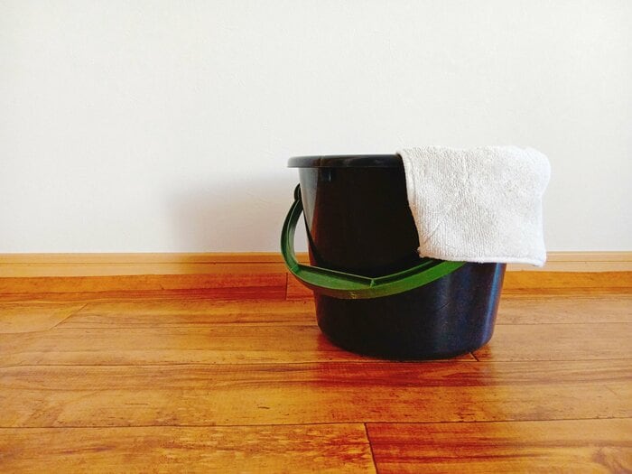 （4）冷蔵庫と洗濯機の下の床掃除