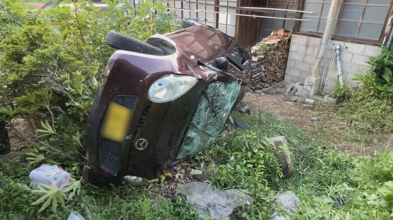 軽乗用車が駐車場から10メートル転落　車は住宅の敷地に　運転の72歳女性が腰の骨を折るなどで重傷　巻き込まれた人な無し　　｜FNNプライムオンライン