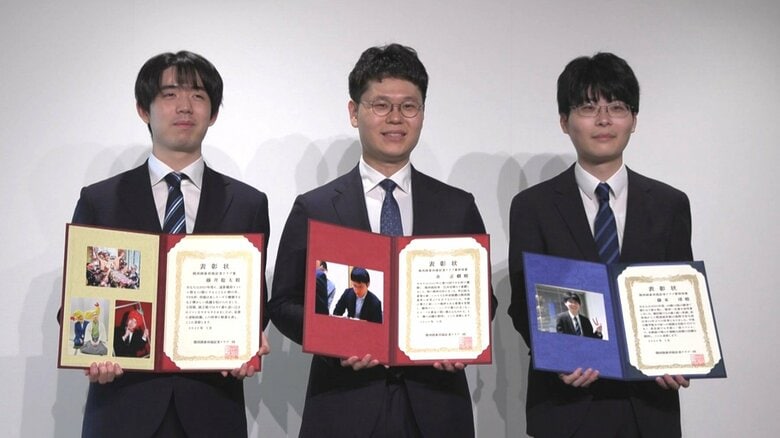 副賞に“名鉄瀬戸線”の写真集…愛知県瀬戸市出身の藤井六冠が関西囲碁将棋記者クラブ賞を受賞 6年連続6回目｜FNNプライムオンライン