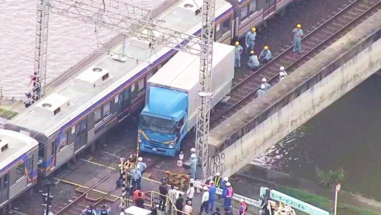 電車とトラック衝突「トラックが窓側に急に見えて…みんな『キャー』って衝撃がすごかった」　南海で『関空』まで行けない状況に｜FNNプライムオンライン
