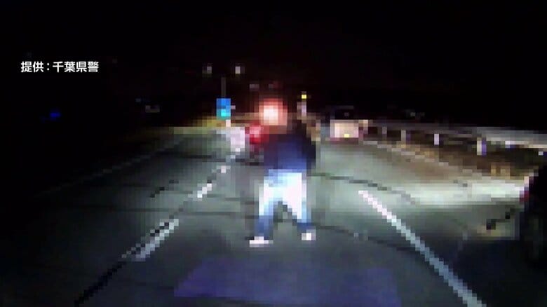 クロスレンチで車の窓ガラス割り…運転手の男性殴ったか　バス運転手（57）逮捕　交通トラブルに腹を立て　千葉市｜FNNプライムオンライン