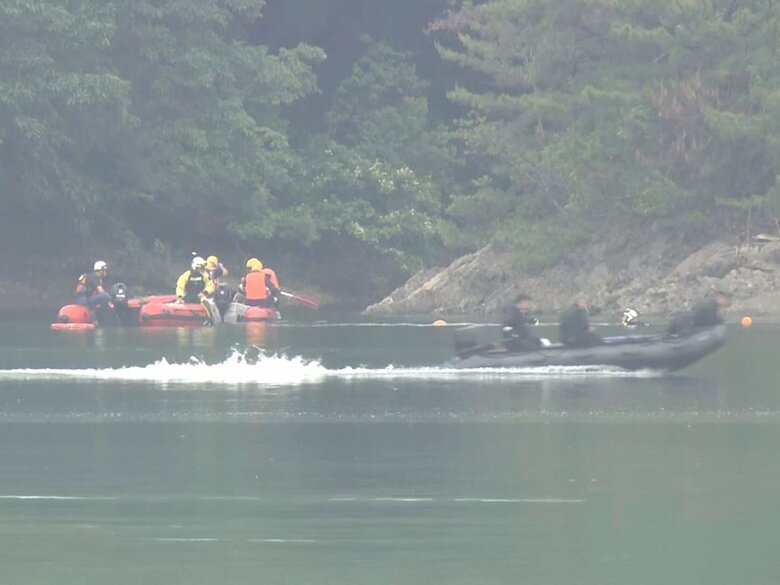 発生から6日目…自衛隊のTー4練習機が池に墜落し隊員2人が安否不明の事故 約450人態勢で捜索続く｜FNNプライムオンライン