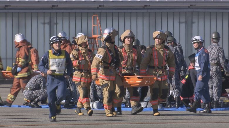 着陸時にエンジントラブルの想定…県営名古屋空港で火災対応訓練 一斉放水やトリアージなどの手順を確認｜FNNプライムオンライン