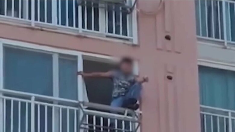 「妻と娘に会わせろ」韓国で脱北者の男が大暴れ　マンション12階から鉢植えを投げつけ「火つける」…警察隊突入の瞬間｜FNNプライムオンライン