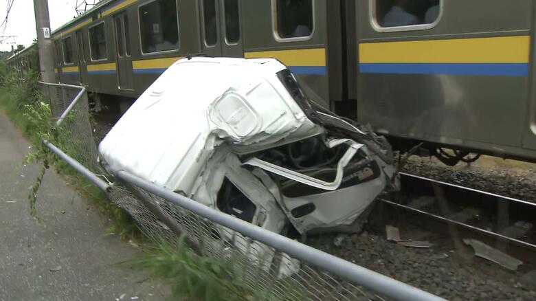 「ドーンと音がしてめっちゃ揺れた」踏切で電車とトラックが衝突…男性運転手がドクターヘリで搬送　男女3人重軽傷　JR総武本線　千葉・山武市｜FNNプライムオンライン