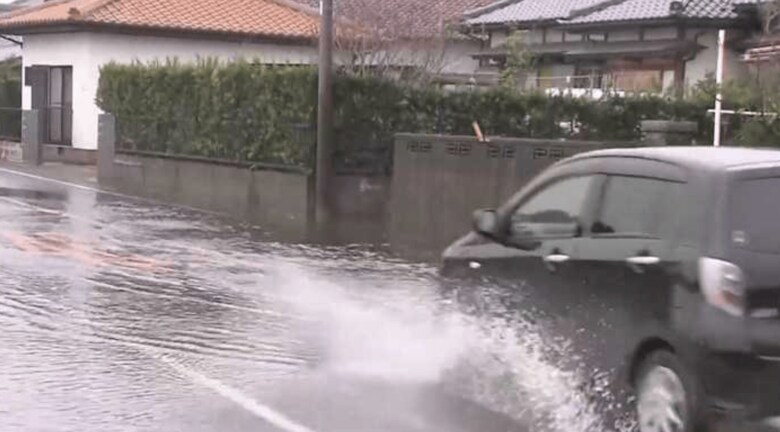 冠水道路は「水深が車の床面を超えたらもう危険！」台風時にドライバーが押さえておきたい留意点｜FNNプライムオンライン