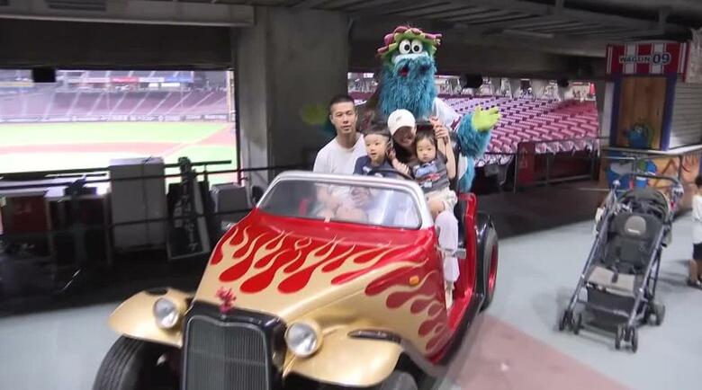 【マツダ】懐かしの名車も並ぶ…　車づくり技術体験イベント、マツダスタジアムで開催！スラィリーも登場！｜FNNプライムオンライン